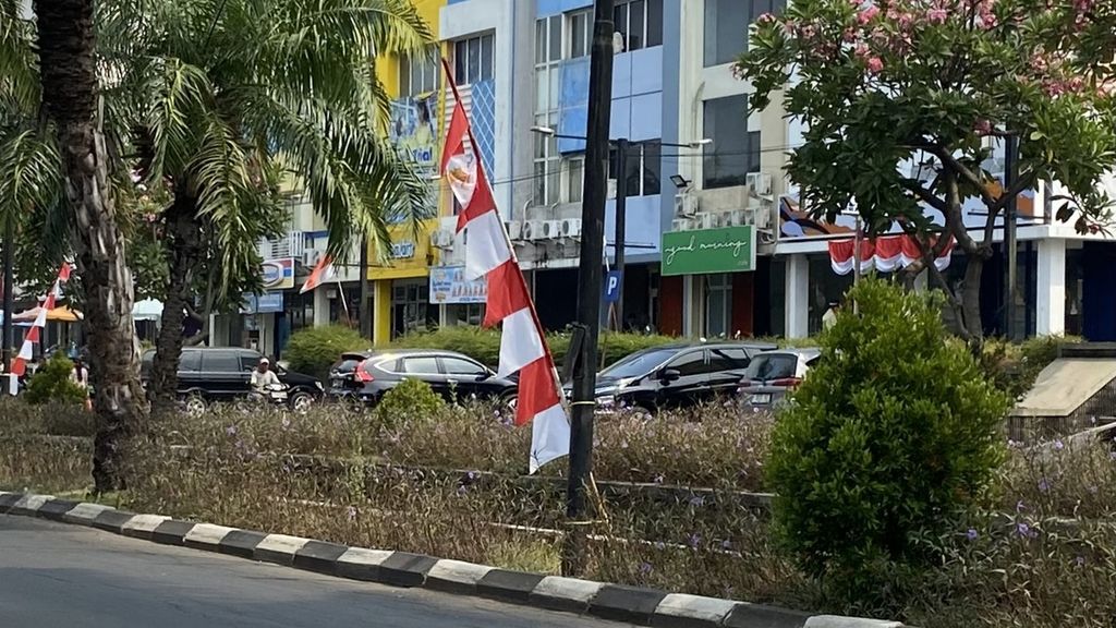 Kantor pusat PT KTT (ruko berwarna biru) yang berlokasi di kawasan Kalideres, Jakarta Barat, masih beroperasi pada Kamis (29/8/2024) siang.