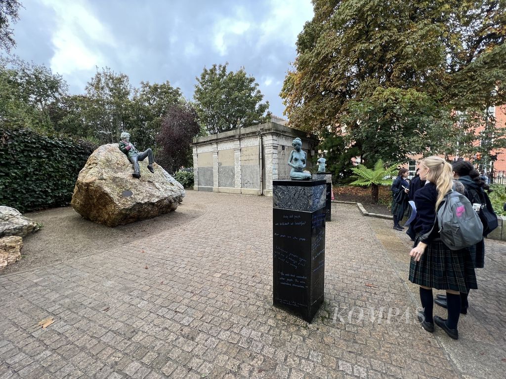 Foto yang diambil pada Senin (23/10/2023) memperlihatkan sejumlah murid tengah mengunjungi monumen Oscar Wilde yang terletak di sudut barat Merrion Square Park, Dublin, Irlandia. Patung ini dipahat oleh pematung Irlandia, Danny Osborne. Perlu waktu 2,5 tahun untuk menyelesaikannya.