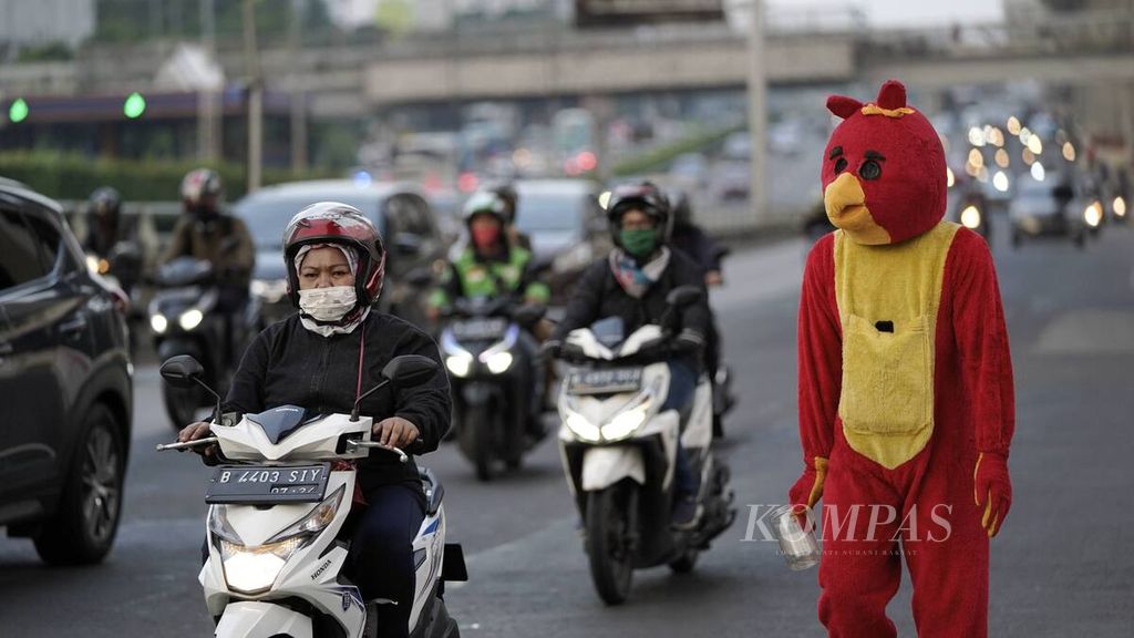 Badut Angry Birds berjalan gontai menunggu belas kasihan pengguna jalan di Jalan Gatot Subroto, Jakarta Selatan, Rabu (8/7/2020). Hasil kajian sejumlah lembaga memproyeksikan ledakan pengangguran. Riset Center of Reform on Economics (Core) Indonesia, misalnya, memproyeksikan jumlah penganggur secara nasional bertambah 4,25 juta orang menurut skenario ringan, 6,68 juta orang (skenario sedang), dan 9,35 juta orang (skenario berat).