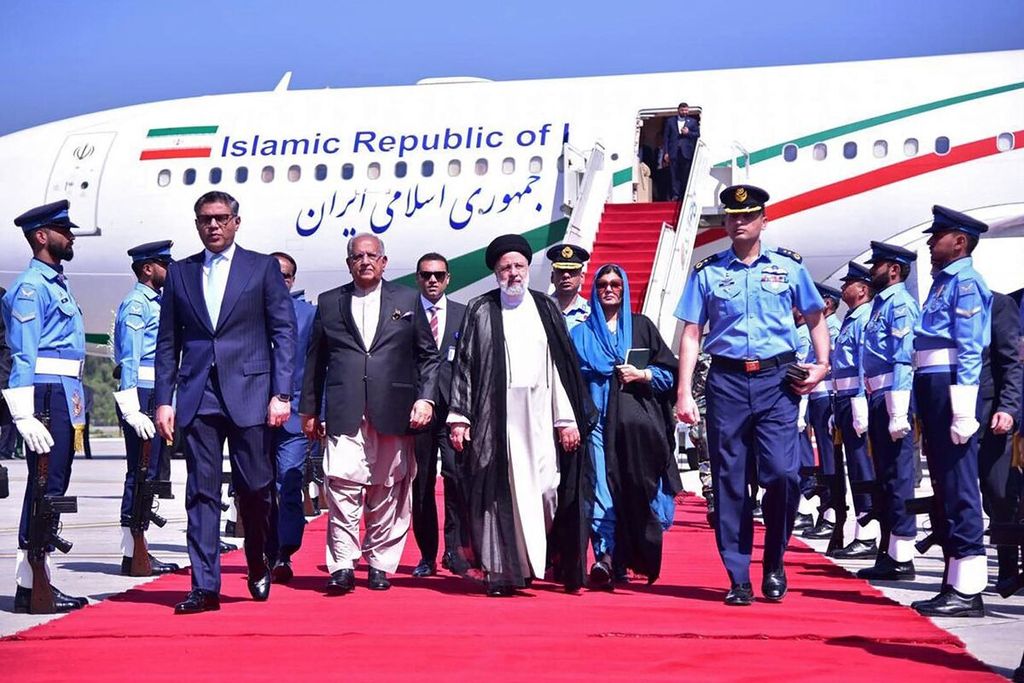 Dalam foto yang diambil dan dirilis Departemen Informasi Pers Pakistan, Senin (22/4/2024) terlihat Presiden Iran Ebrahim Raisi (tengah) tiba di Islamabad, Pakistan.