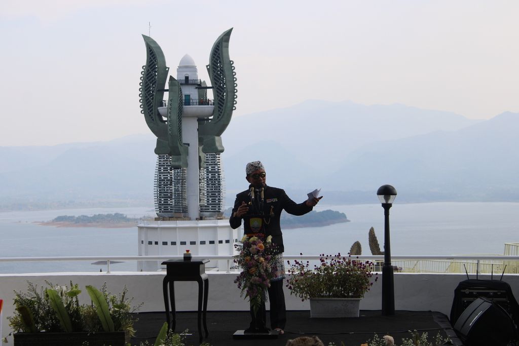 Gubernur Jawa Barat Ridwan Kamil menyapa warga yang ada di sekitar Menara Kujang Sapasang di sela pembukaan destinasi tersebut di Desa Jemah, Kecamatan Jatigede, Kabupaten Sumedang, Jawa Barat, Minggu (13/8/2023).