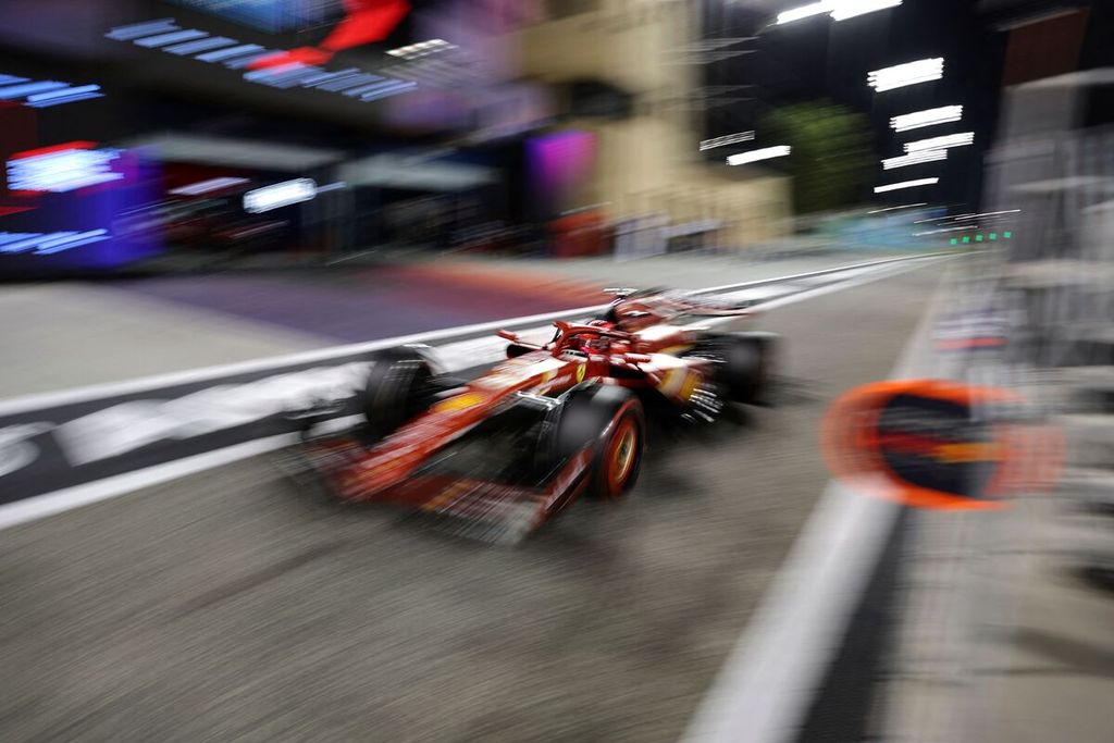 Pebalap Ferrari, Charles Leclerc, mengendarai mobilnya di <i>pit lane</i> pada sesi kualifikasi Formula 1 seri Bahrain, Sabtu (2/3/2024) dini hari WIB. Leclerc berhasil menempati posisi kedua.