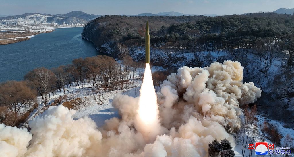 Uji coba rudal balistik jarak menengah dengan bahan bakar padat di lokasi yang dirahasiakan di Korea Utara, Minggu (14/1/2024).