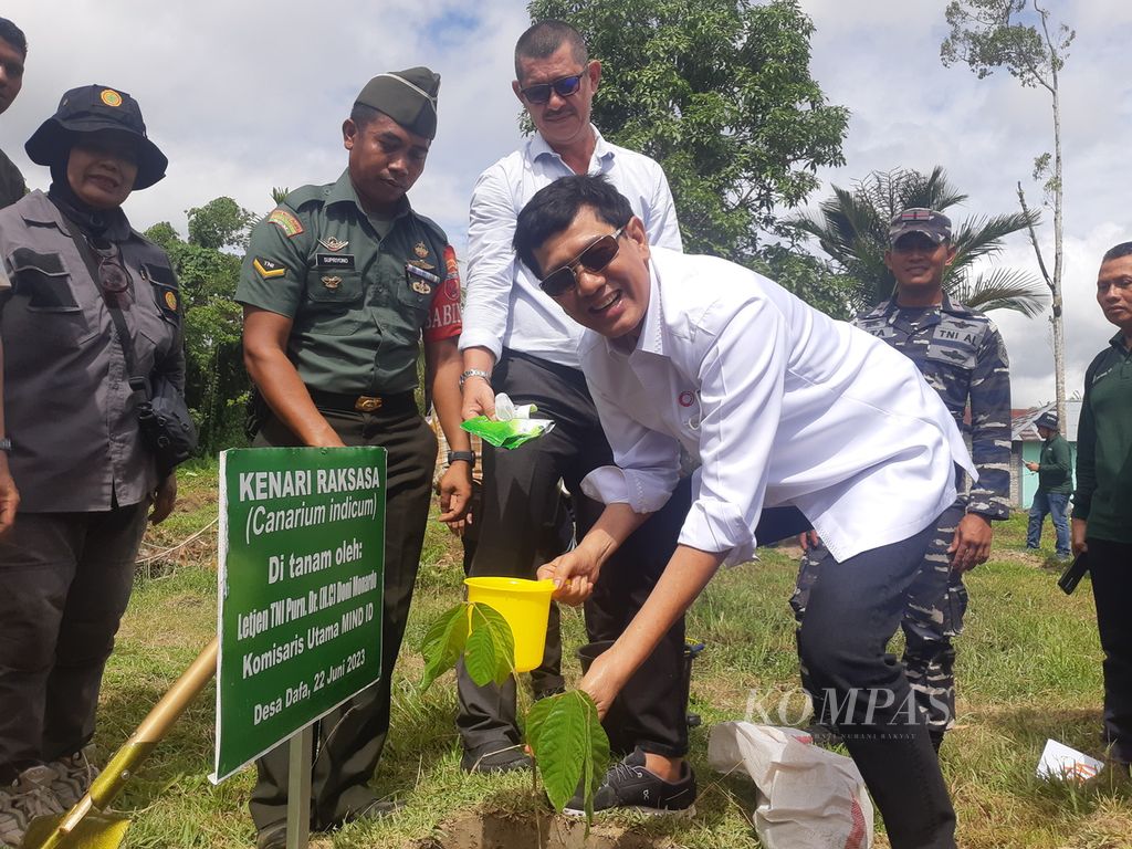 Doni Monardo, Komisaris Utama Mind ID, menanam pohon di Gunung Botak di Pulau Buru, Maluku, pada Kamis (22/6/2023). Gunung Botak merupakan lokasi tambang emas liar.
