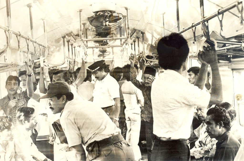 Kondektur sedang memeriksa karcis penumpang dalam perjalanan KRL antara Bojonggede-Depok menuju Jakarta, Jumat (17/5/1985). Sejak dulu, KRL sudah menjadi sahabat warga yang bermukim di sekitar Jakarta dengan harga yang murah dan bersahabat.