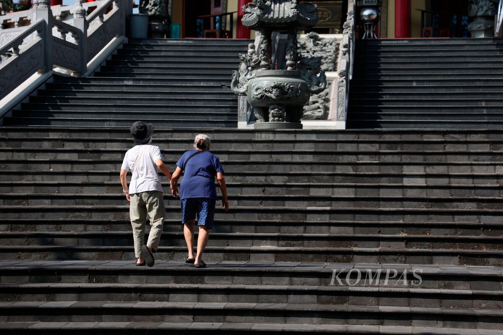 Pengunjung menaiki anak tangga menuju bangunan utama sebagai tempat doa umat Buddha di Pagoda Avalokitesvara, Kota Semarang, Jawa Tengah, Sabtu (3/6/2023). Berjalan menaiki tangga secara teratur mengurangi risiko penyakit jantung.