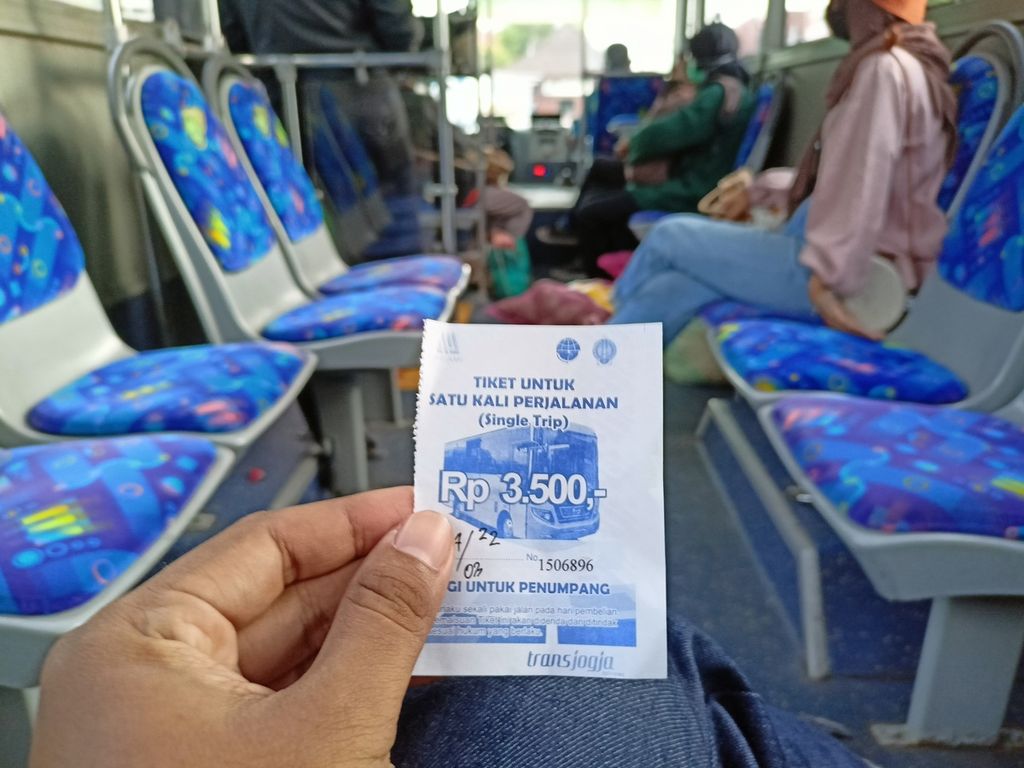 Tarif Bus Trans Jogja seharga Rp 3.500 untuk semua jurusan baik jauh maupun dekat.