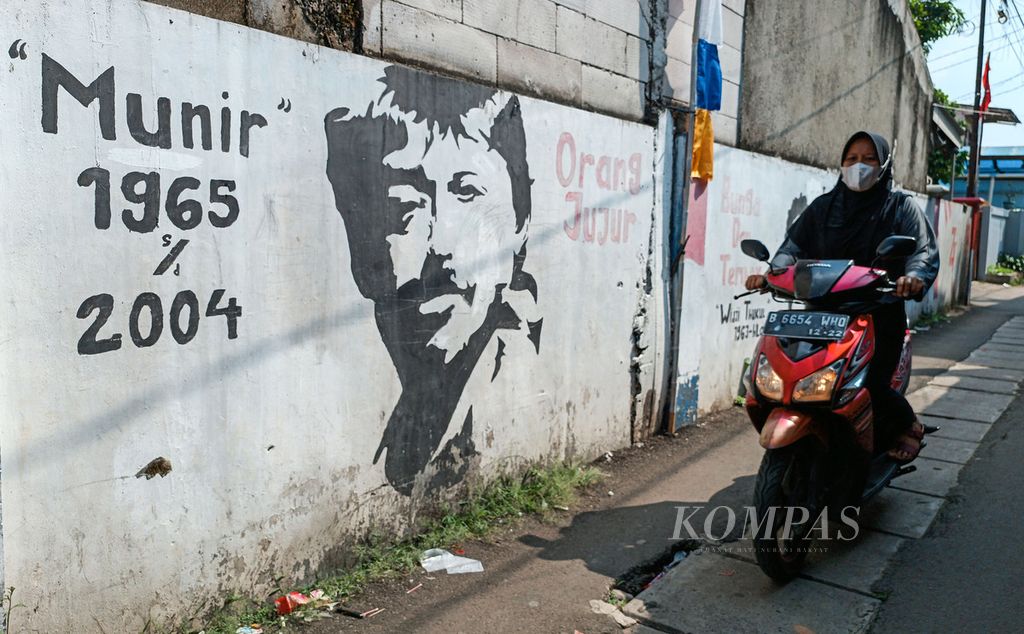 Mural pejuang hak asasi manusia Munir Said Thalib tergambar di sebuah gang sempit di kawasan Pondok Cabe, Tangerang Selatan, Banten, Kamis (18/8/2022). 