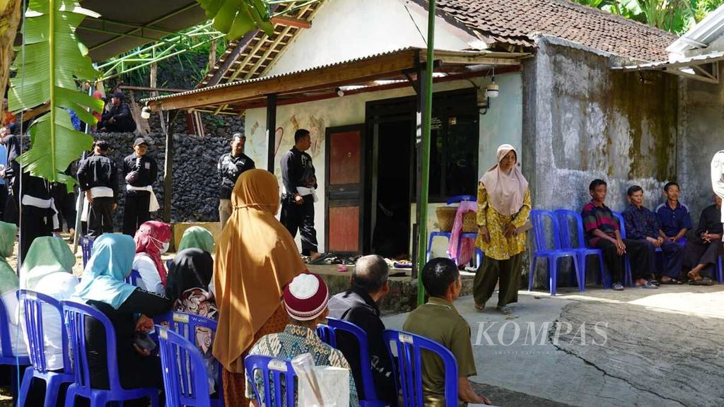 Masyarakat melayat ke rumah duka Aldi Apriyanto di Dusun Wuni, Desa Nglindur, Kecamatan Girisubo, Kabupaten Gunungkidul, Daerah Istimewa Yogyakarta, Senin (15/5/2023). Aldi merupakan warga setempat yang tewas akibat tertembak senapan aparat kepolisian dalam acara campursari di dusun itu pada Minggu (14/5) malam.