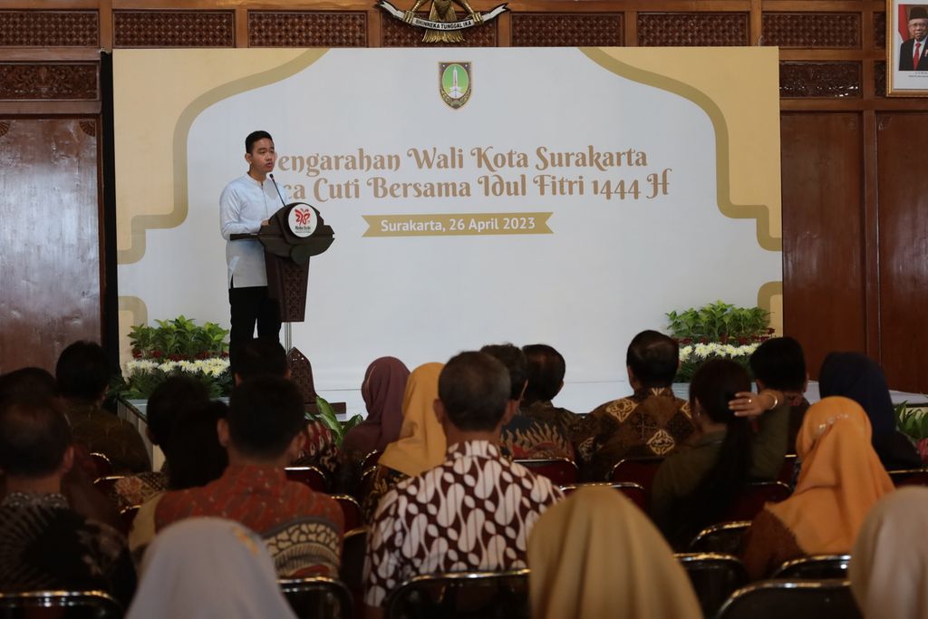 Wali Kota Surakarta Gibran Rakabuming Raka berbicara di hadapan seluruh pegawai lingkungan Pemerintah Kota Surakarta, di Balai Kota Surakarta, Jawa Tengah, Rabu (26/4/2023).
