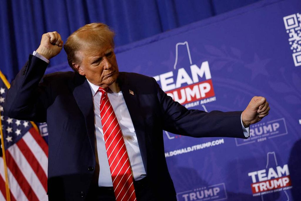 Bakal calon Presiden Amerika Serikat dari Partai Republik dan mantan Presiden AS Donald Trump menari di panggung pada akhir kampanye di Grappone Convention Center, Concord, New Hampshire, AS, Jumat (19/1/2024). 