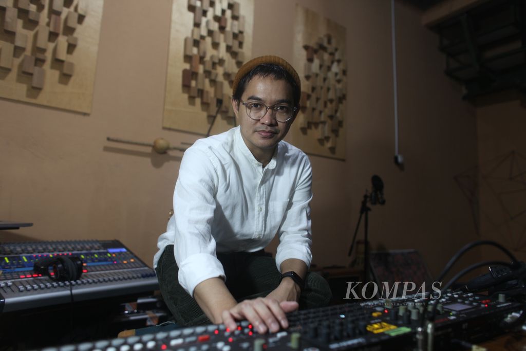 Musisi dan produser Tesla Manaf alias Kuntari di studio musiknya di Awiligar, Kota Bandung.