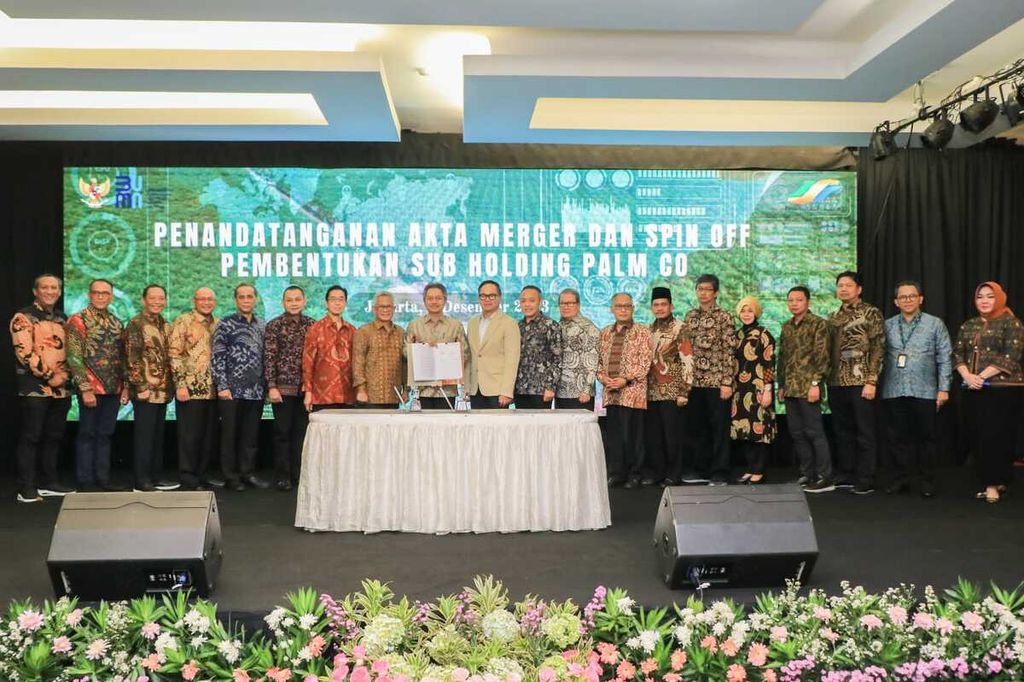 Penandatanganan akta merger dan <i>spin-off</i> pembentukan <i>subholding</i> PalmCo di Jakarta, Jumat (1/12/2023).