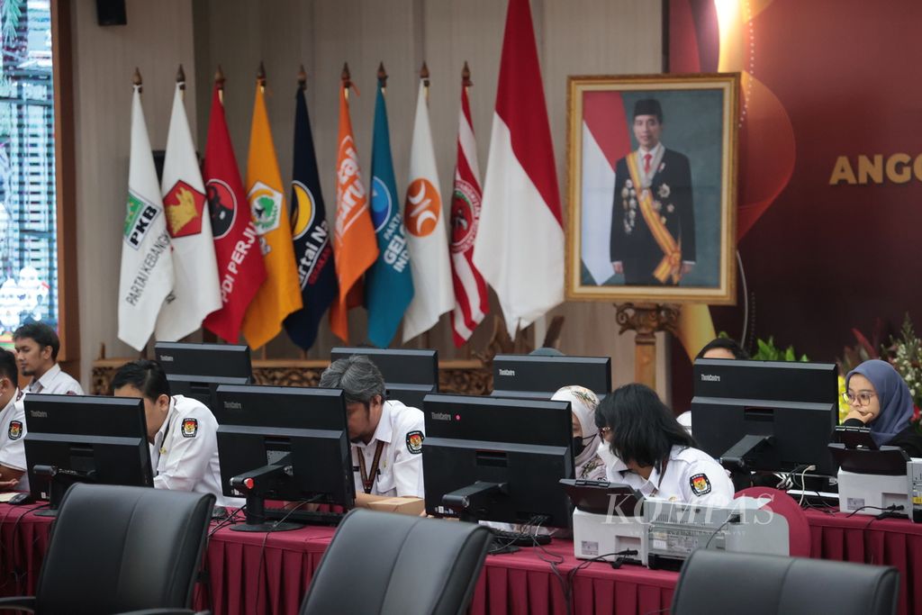 Petugas memverifikasi bakal calon anggota DPR saat pendaftaran bakal calon anggota legislatif (caleg) di kantor Komisi Pemilihan Umum (KPU) di Jakarta, Senin (8/5/2024). KPU membuka pendaftaran bakal caleg anggota DPR, DPRD dan DPD periode 2024-2029 selama dua pekan, yakni sejak Senin 1 Mei 2023 hingga 14 Mei 2023. 