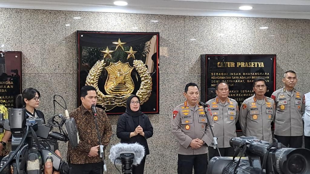 Kepala Polri Jenderal (Pol) Listyo Sigit Prabowo dan Ketua Umum PSSI Erick Thohir menggelar jumpa pers seusai pertemuan yang membahas pengamanan ajang Piala Dunia U-17 2023, di Mabes Polri, Selasa (19/9/2023).