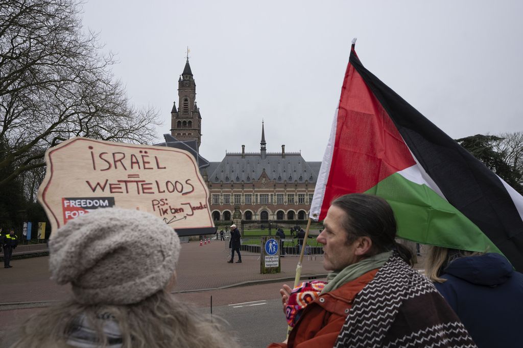 Unjuk rasa di depan Kantor Mahkamah Internasional di Den Haag, Belanda, pada Rabu (21/2/2024). 