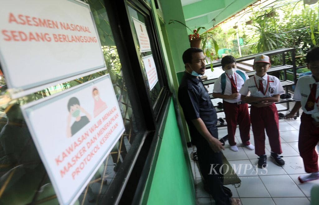Siswa SDN 07 Pondok Kelapa, Jakarta, menunggu diperbolehkan masuk ke ruangan untuk mengikuti asesmen nasional berbasis komputer (ANBK) di sekolahnya, Senin (24/10/2022).
