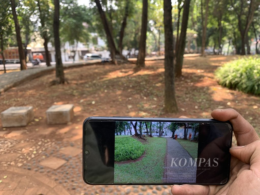 Perbandingan kondisi terkini dan saat masih hijau di Taman Ujung Leuser, Gunung, Jakarta Selatan, Kamis (7/9/2023).