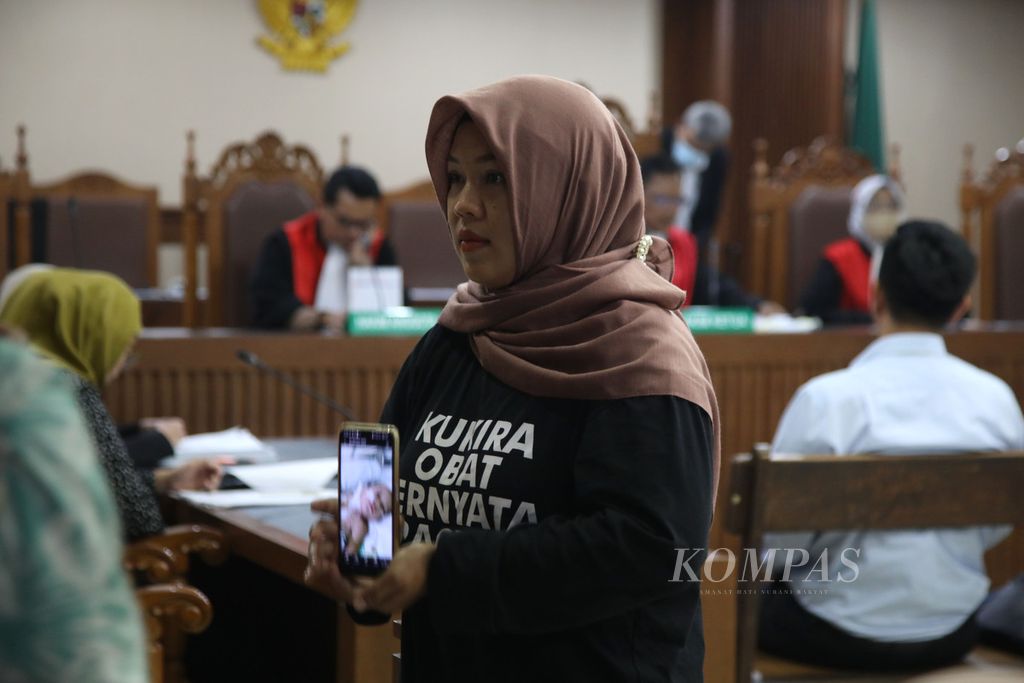 Sejumlah orangtua korban kasus gagal ginjal akut pada anak hadir dalam sidang gugatan <i>class action </i>di Pengadilan Negeri Jakarta Pusat, Jakarta, Selasa (18/7/2023).