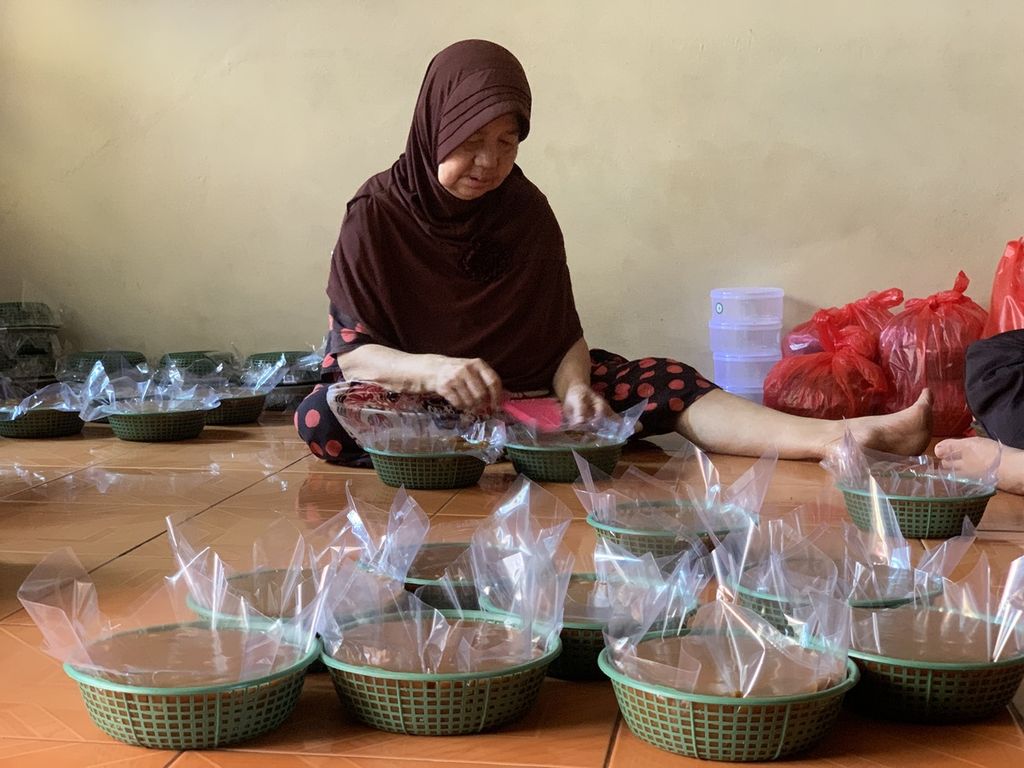 Mpok Habiba merapikan dodol buatannya di rumahnya di Kampung Kuliner Dodol Betawi, Pasar Minggu, Jakarta Selatan, Rabu (19/4/2023).