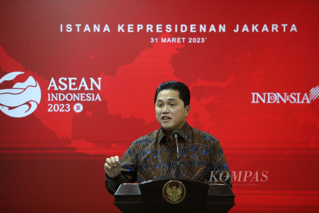 Ketua Umum PSSI Erick Thohir memberikan keterangan terkait pertemuannya dengan Presiden Joko Widodo di Istana Kepresidenan, Jakarta, Jumat (31/3/2023). 