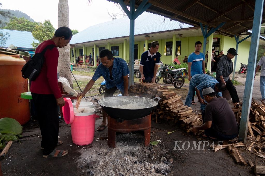 Warga memasak nasi di dapur umum pengungsian korban bencana longsor di SMA Negeri 1 Serasan, Pulau Serasan, Kabupaten Natuna, Kepulauan Riau, Jumat (10/3/2023).