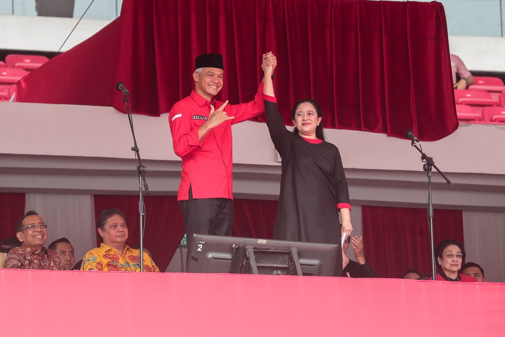 Bakal calon presiden Ganjar Pranowo (kiri) bersalaman dengan Ketua DPP PDI-P Puan Maharani di acara Puncak Peringatan Bulan Bung Karno di Gelora Bung Karno, Jakarta, Sabtu (24/6/2023). 