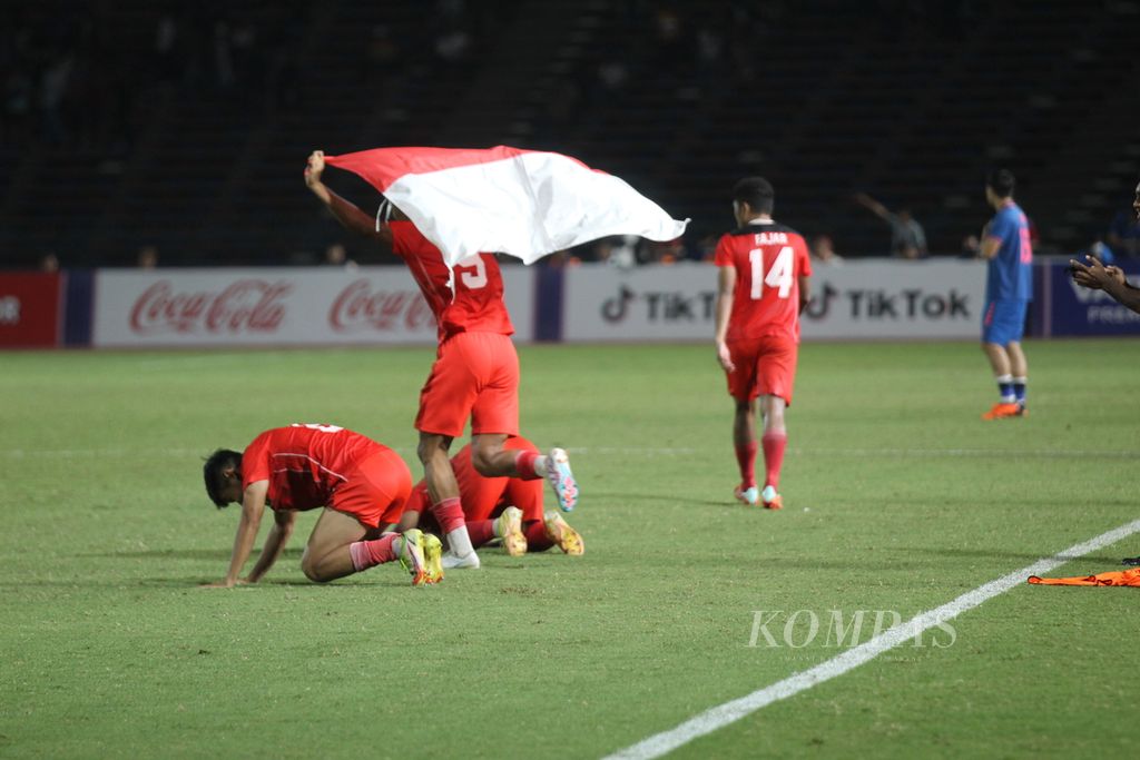 Para pemain Indonesia merayakan kemenangnya saat melawan Thailand dalam final SEA Games Kamboja 2023 di Olympic National Stadium, Phnom Penh, Indonesia, Selasa (16/5/2023). Indonesia menang setelah menanti selama 32 tahun untuk mendapatkan emas kembali. Kemenangan ini merupakan momentum kemajuan Indonesia.