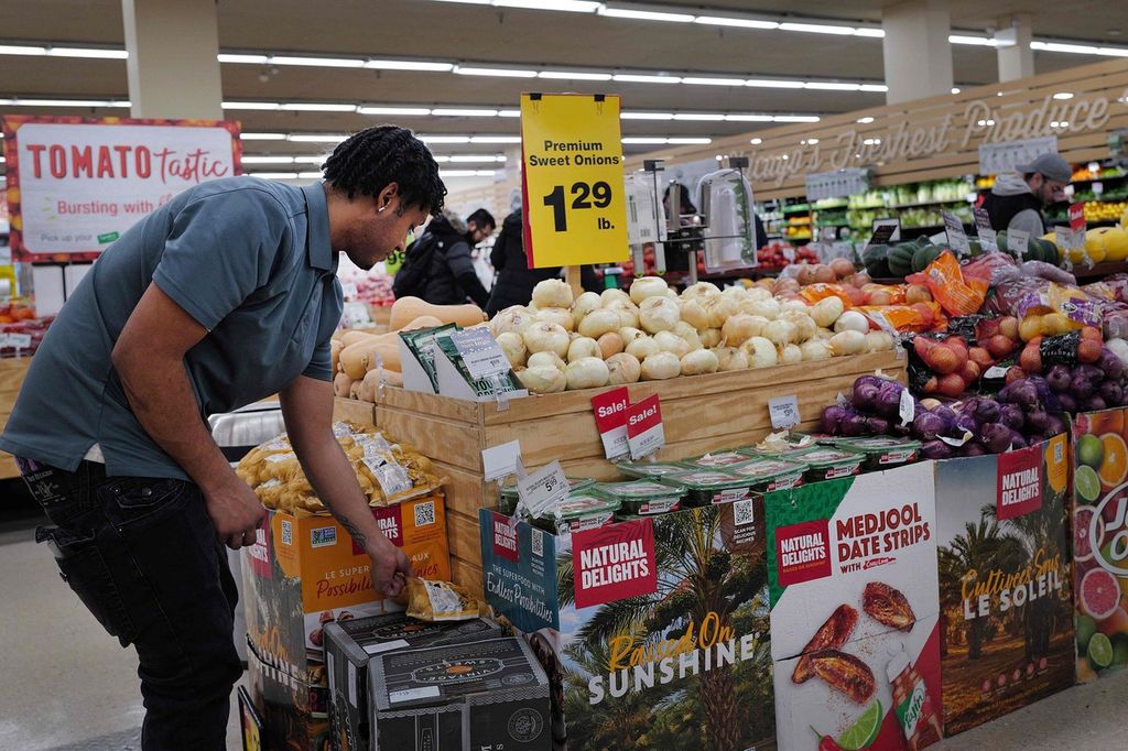 Harga sejumlah bahan makanan di salah satu toko di Chicago, Amerika Serikat, pada 13 Februari 2024. Pemerintah menyebut inflasi terkendali. Faktanya, harga aneka barang tetap mahal.