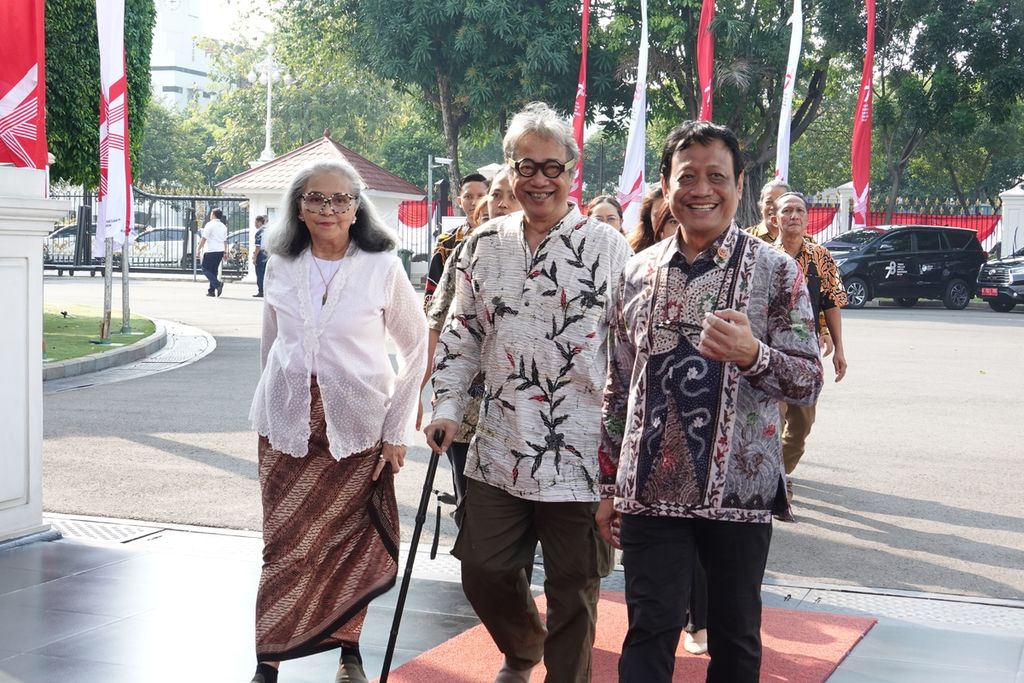 Presiden Joko Widodo menerima seniman Butet Kartaredjasa di Istana Merdeka, Jakarta, 3 Agustus 2023. Dalam pertemuan tersebut, Presiden menerima pemaparan mengenai sebuah tarian untuk mengakomodasi keberagaman budaya yang ada di Ibu Kota Nusantara (IKN).