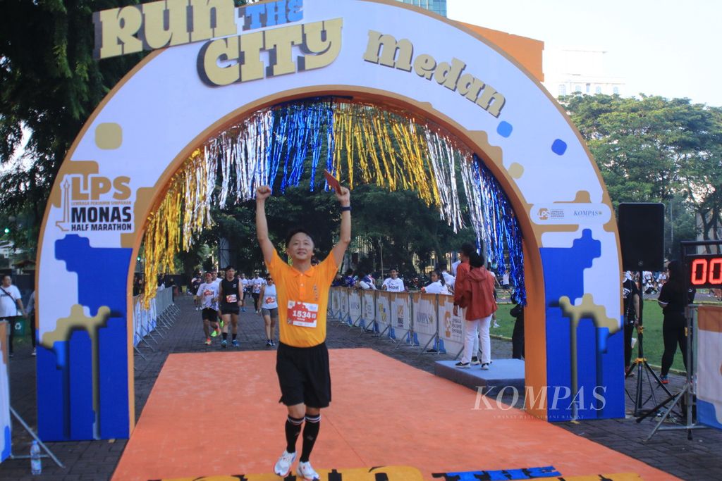 The runner and referee Shen Yinhao, who was "hated" by netizens, crossed the finish line after completing the Run the City Medan route which is part of the LPS Monas Half Marathon in Medan, North Sumatra on Sunday (5/5/2024).