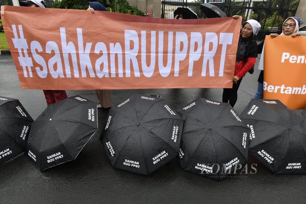 Koalisi Sipil untuk Undang-Undang Perlindungan Pekerja Rumah Tangga (UUPPRT) menggelar Aksi Rabuan Pekerja Rumah Tangga (PRT) di depan Gedung DPR, Jakarta, Rabu (1/2/2023).