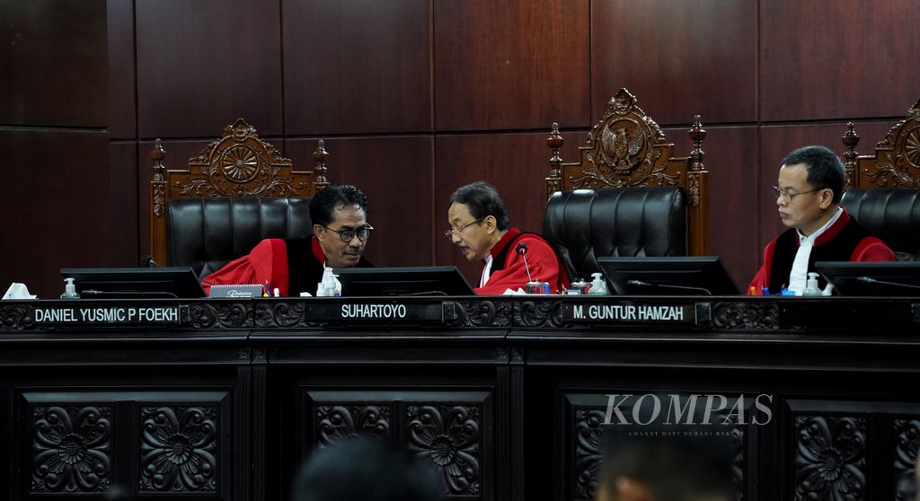 Hakim Konstitusi Suhartoyo (tengah) bersama Daniel Yusmic Pancastaki Foekh (kiri) dan Muhammad Guntur Hamzah dalam sidang PHPU pemilihan legislatif panel 1 di Mahkamah Konstitusi, Jakarta, Senin (29/4/2024). 