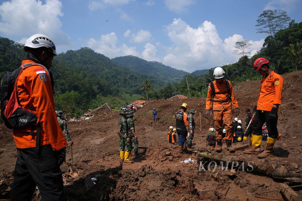 Tim SAR gabungan dalam pencarian korban hilang akibat tanah longsor di Kampung Gintung, Desa Cibenda, Kecamatan Cipongkor, Kabupaten Bandung Barat, Jawa Barat, Selasa (26/3/2024). 