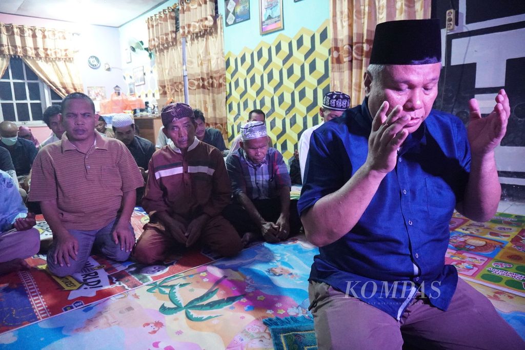 Anggota Komisi III DPRD Sulawesi Utara dari Fraksi PKS, Amir Liputo, memimpin shalat berjemaah dalam acara buka puasa bersama Ikatan Tunanetra Muslim Indonesia Sulut di Paal IV, Manado, Sulut.