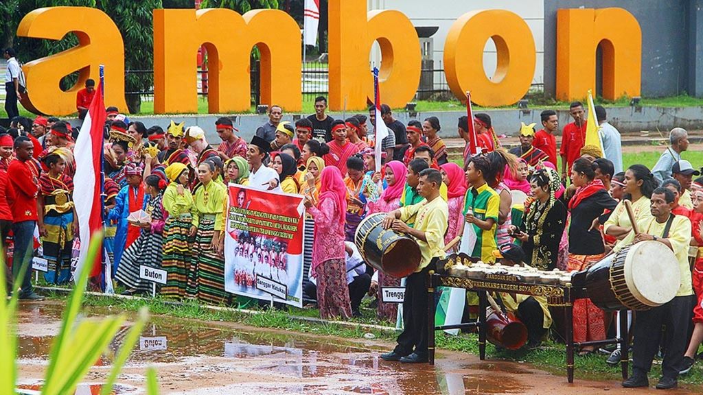 Suasana digelarnya karnaval kebudayaan multietnik di Lapangan Merdeka, Kota Ambon, Maluku, pada Kamis (18/5). Acara yang digelar Balai Pelestarian Nilai dan Budaya Ambon itu dibuka Direktur Jenderal Kebudayaan Kementerian Pendidikan dan Kebudayaan Hilmar Farid. 