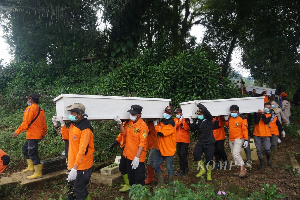 Joint officers removed 9 of the 12 bodies of the murder victim Slamet Tohari for burial at the Balun Village Public Cemetery, Wanayasa, Banjarnegara, Central Java, Tuesday (4/4/2023).