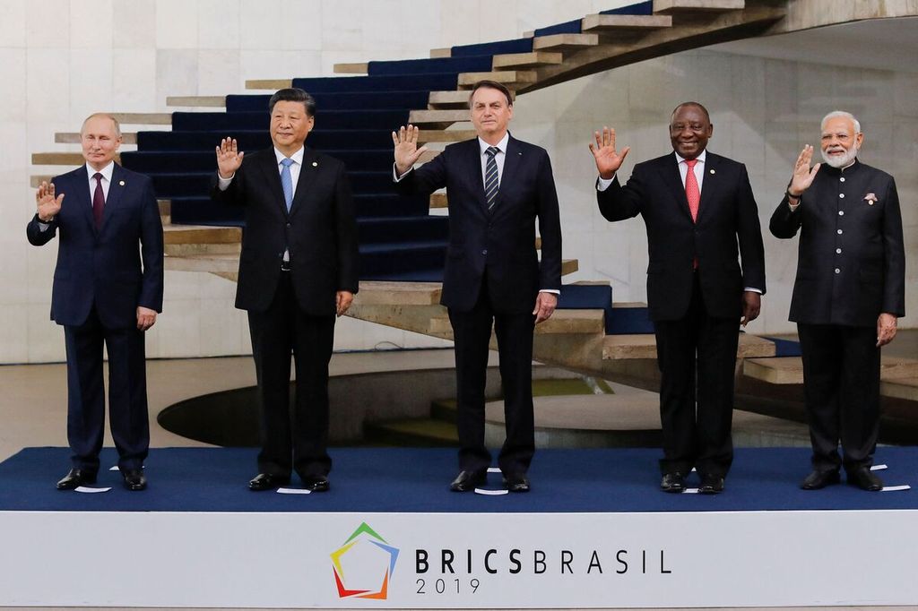 Dalam foto tanggal 14 November 2019, Presiden Brasil Jair Bolsonaro (tengah) berfoto bersama pada pemimpin BRICS, yakni (dari kiri ke kanan) Presiden Rusia Vladimir Putin, Presiden China Xi Jinping, Presiden Afrika Selatan Cyril Ramaphosa, dan PM India Narendra Modi dalam KTT ke-11 BRICS di Brasilia, Brasil. 