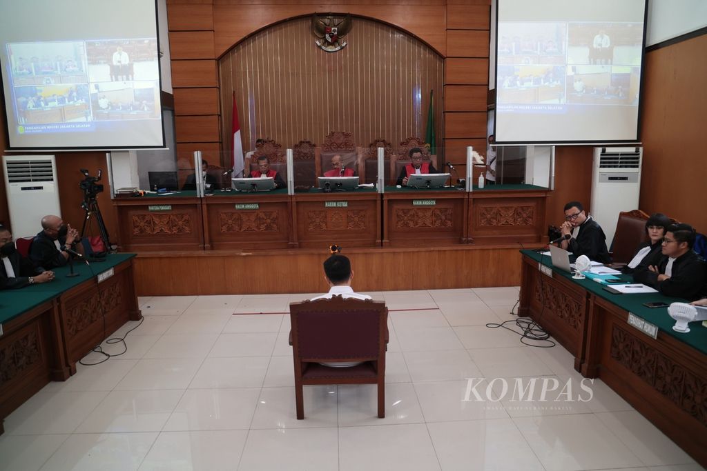 Terdakwa upaya menghalangi penyidikan (<i>obstruction of justice</i>) pembunuhan berencana Nofriansyah Yosua Hutabarat atau Brigadir J, Arif Rachman Arifin, menjalani sidang lanjutan di Pengadilan Negeri Jakarta Selatan, Jakarta, Jumat (28/10/2022). Sidang bekas anak buah Ferdy Sambo itu beragendakan pembacaan nota keberatan atau eksepsi. Arif Rachman Arifin adalah orang yang pertama kali melihat rekaman asli kamera pengawas (CCTV) di sekitar rumah dinas Kepala Divisi Profesi dan Pengamanan Polri, Duren Tiga, Jakarta Selatan, tempat Brigadir J dibunuh, sebelum dihapusnya. 
