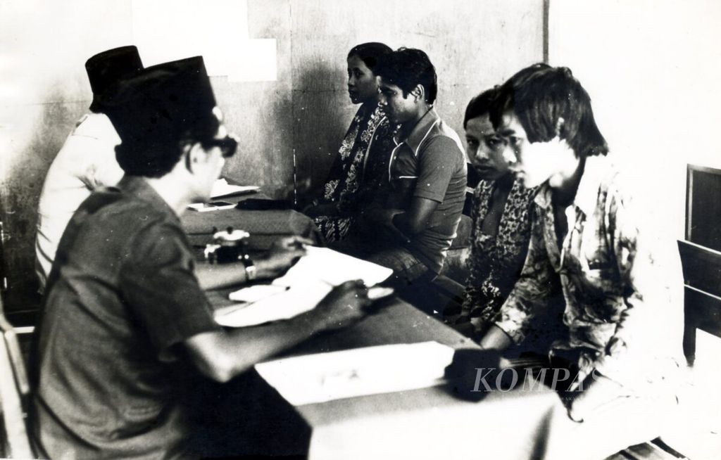 Pasangan yang datang ke kantor Badan Penyelenggara Penasihat Perkawinan dan Perceraian (BP4) Kabupaten Indramayu sedang mengurus perceraian mereka, pertengahan September 1979.