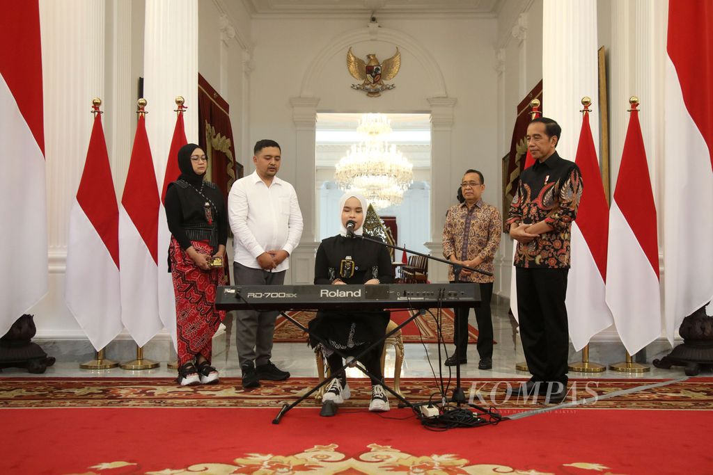 Penyanyi Putri Ariani membawakan dua lagu saat diundang Presiden Joko Widodo di Istana Merdeka, Jakarta, Rabu (14/6/2023).