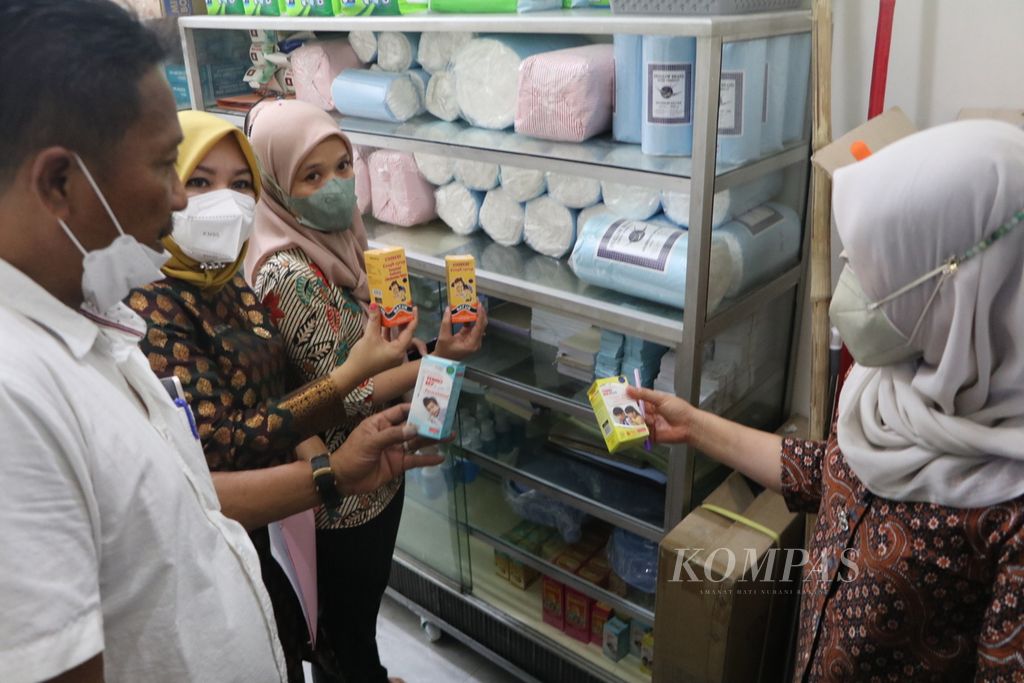 Petugas Dinas Kesehatan Pemerintah Kota Medan memeriksa obat sirop yang telah disimpan di gudang di sebuah apotek di Jalan Setia Budi, Medan, Sumatera Utara (21/10/2022). 