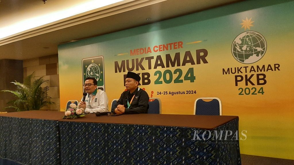 Sekretaris Panitia Pengarah Muktamar PKB 2024 Syaiful Huda dan Sekretaris Panitia Pelaksana Muktamar PKB 2024 Zainul Munasichin saat konferensi pers di Bali Nusa Dua Convention Center, Bali, Sabtu (24/8/2024).