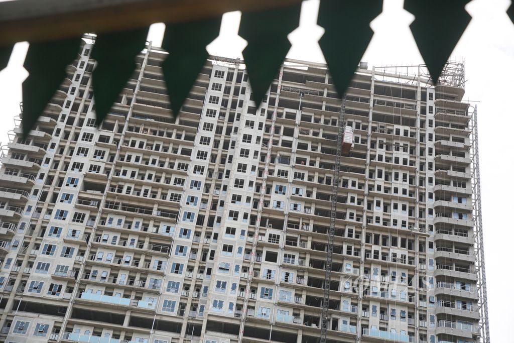 Tower proyek pembangunan apartemen yang tengah dikerjakan di kawasan Cilandak, Jakarta Selatan, Senin (22/01/2024). Data Colliers Indonesia "Quarterly Market Report Q4-2023" menunjukkan penambahan pasokan baru apartemen terus berlangsung. 