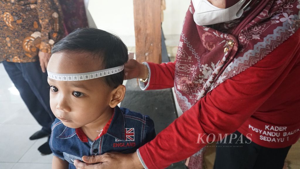 Seorang anak sedang diukur lingkar kepalanya saat mendapatkan pelayanan di Posyandu Mawar Merah, Kabupaten Bantul, DIY, Jumat (10/2/2023).