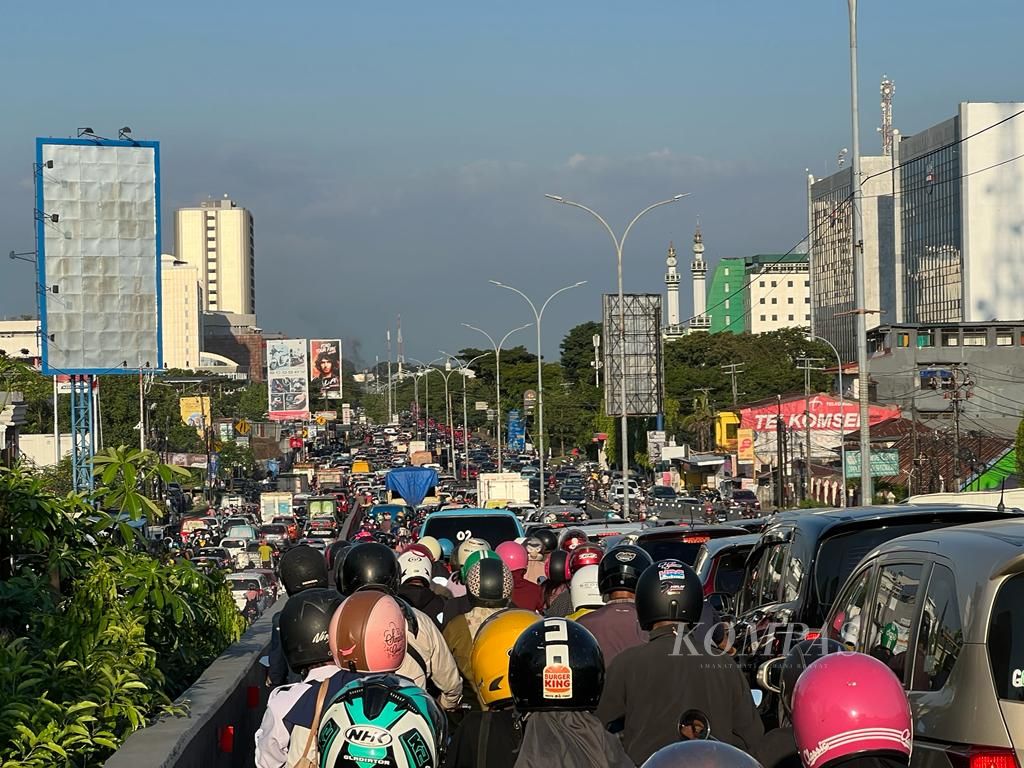 Kemacetan di salah satu ruas jalan di poros Makassar-Maros, Kamis (3/6/2022). Kemacetan di Makassar kian parah bukan hanya karena padatnya kendaraan, melainkan juga karena banyaknya orang luar Makassar yang bekerja di kota ini.