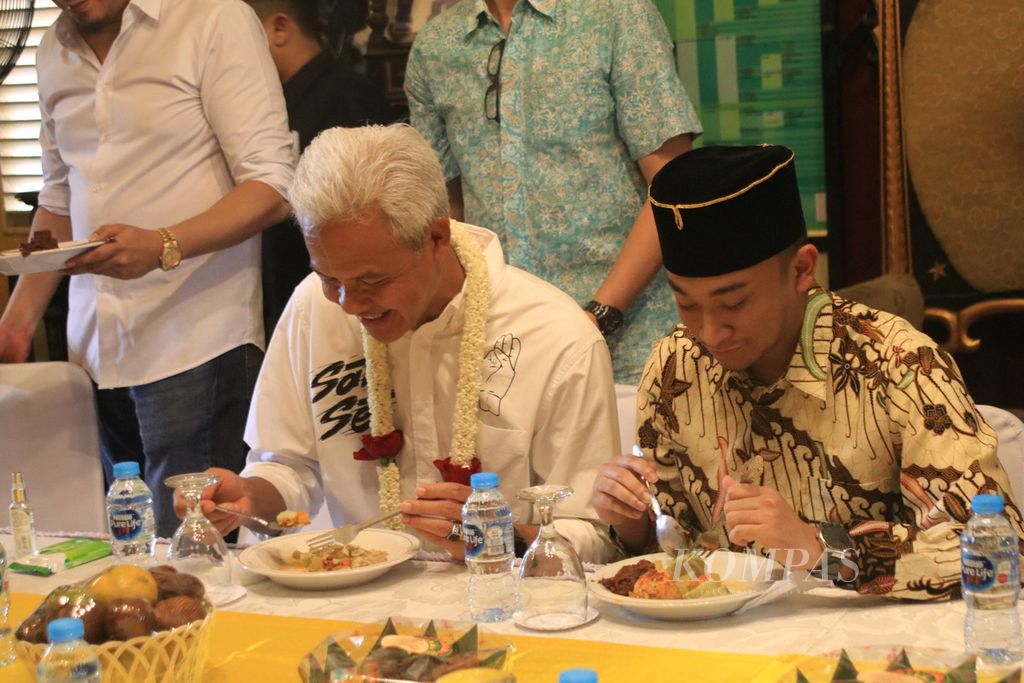 Calon presiden nomor urut 3, Ganjar Pranowo, dijamu makan siang oleh Sultan Deli ke-XIV Tuanku Sultan Mahmud Aria Lamantjiji Perkasa Alam (kedua dari kiri) saat berkunjung ke di Istana Maimun di Medan, Sumatera Utara, Minggu (28/1/2024). 