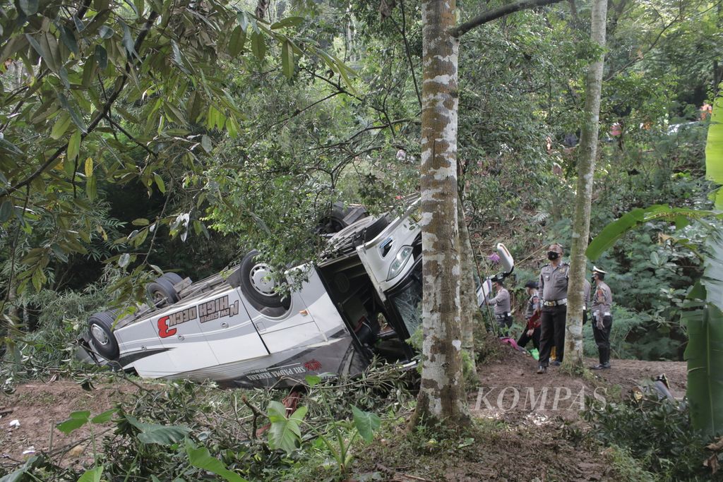 Sejumlah petugas mengamati bus yang mengalami kecelakaan maut di Tanjakan Cae, Desa Sukajadi, Kecamatan Wado, Sumedang, Jawa Barat, Kamis (11/3/2021). Bus tersebut kehilangan kendali dan masuk ke dalam jurang sedalam lebih dari 20 meter, Rabu (10/3) malam. 