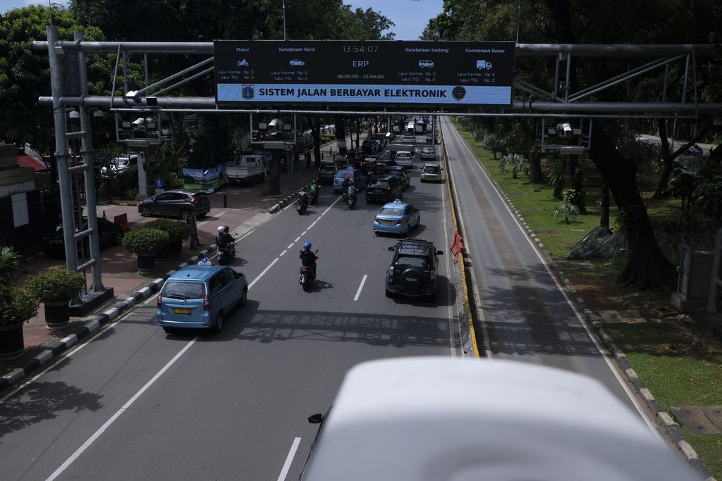 Papan displai kebijakan jalan berbayar (<i>electronic road pricing</i>/ERP) terpasang di salah satu ruas Jalan Medan Merdeka Barat, Jakarta, Senin (9/3/2020). 