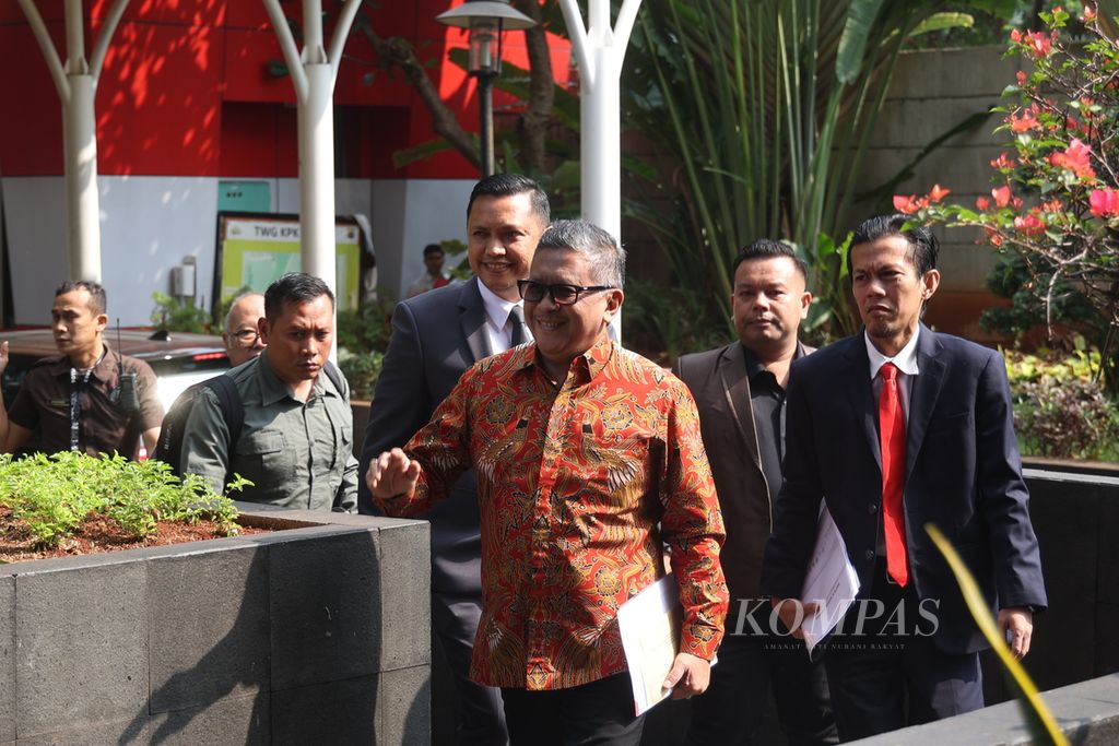 Sekretaris Jenderal PDI Perjuangan Hasto Kristiyanto didampingi tim kuasa hukumnya hadir untuk memenuhi panggilan penyidik di Gedung Komisi Pemberantasan Korupsi (KPK), Jakarta, Senin (10/6/2024). Hasto dipanggil sebagai saksi terkait kasus dugaan suap dengan tersangka Harun Masiku. 